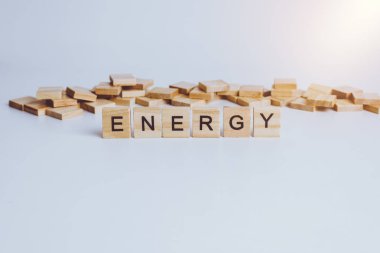 Kelimeler enerji blok ahşap harfleri ile yaptı. Ahşap abc. Beyaz masaya