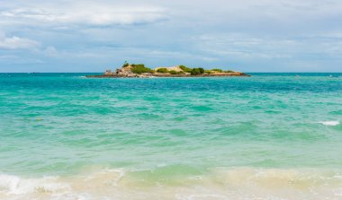 Deniz manzarası, dağ ve yelkenli gemi denizdeki dalgalardan güzel gökyüzü arka plan