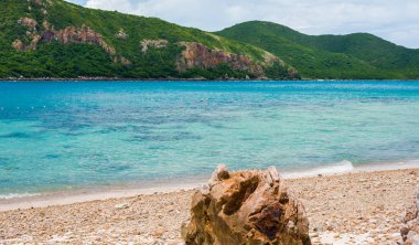 Kayalık sahil ve Kohkham üzerinde mavi deniz kum plaj. Sattahip, Chonburi, Tayland, Thailand