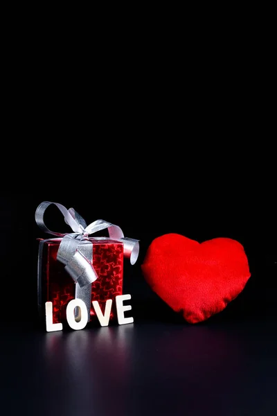 Sevgililer Günü Kavramı Hediye Kutusu Kalp Şekli Ahşap Harf Kelime — Stok fotoğraf
