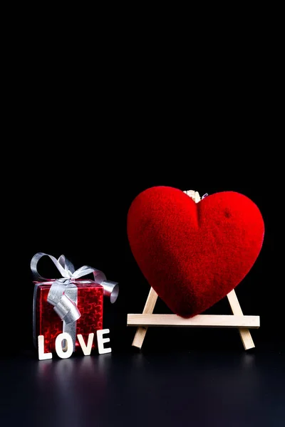 Valentinstag Konzept Geschenkbox Herzform Und Holzbuchstaben Wort Liebe Auf Schwarzem — Stockfoto