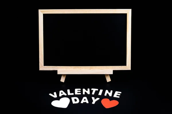 Chalkboard Vazio Forma Coração Letras Madeira Palavra Dia Valentino Fundo — Fotografia de Stock