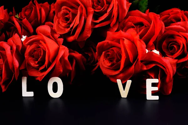 Ξύλινα Γράμματα Των Λέξεων Αγάπης Και Κόκκινο Τριαντάφυλλο Μαύρο Φόντο — Φωτογραφία Αρχείου