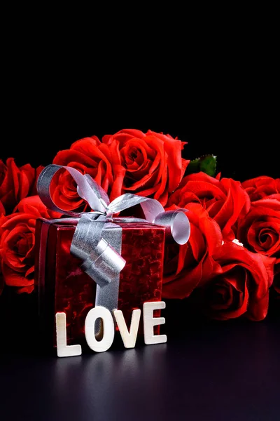 Κουτί Δώρου Ξύλινη Γράμματα Λέξη Αγάπη Και Κόκκινο Τριαντάφυλλο Μαύρο — Φωτογραφία Αρχείου