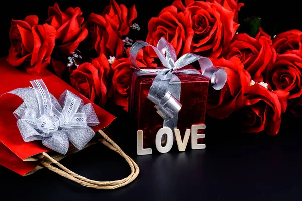 Δώρο Τσάντα Δώρο Πλαίσιο Ξύλινα Γράμματα Λέξη Αγάπη Και Κόκκινο — Φωτογραφία Αρχείου