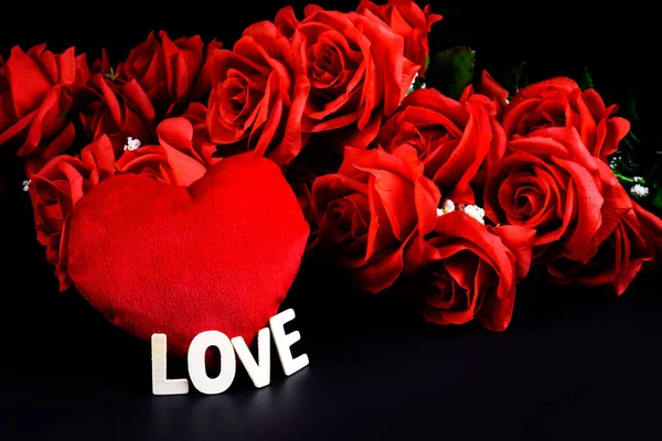 Forma Coração Letras Madeira Palavra Amor Rosa Vermelha Fundo Preto — Fotografia de Stock