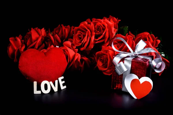 Pudełko Kształt Serca Czerwonych Róż Czarnym Tle Litery Słowa Miłość — Zdjęcie stockowe
