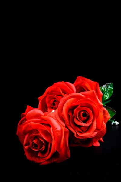 Siyah zemin üzerine kırmızı gül buketi. Sevgililer kavramı