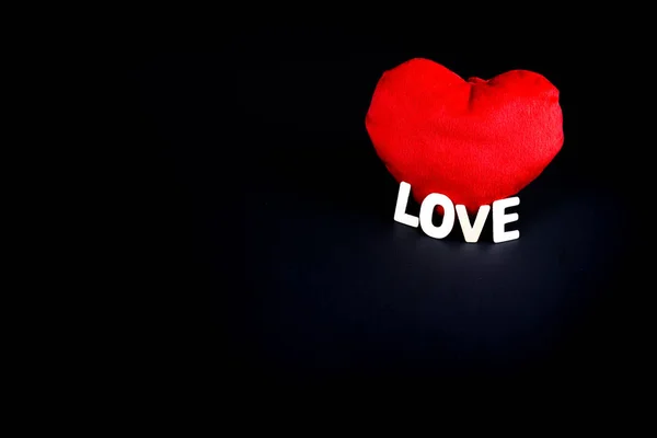 心脏形状和木字母词 在黑色背景 情人节的概念 — 图库照片