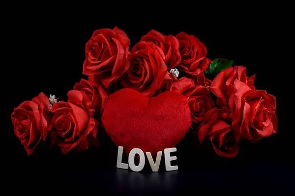 Καρδιά Σχήμα Ξύλινα Γράμματα Λέξη Αγάπη Και Κόκκινο Τριαντάφυλλο Μαύρο — Φωτογραφία Αρχείου