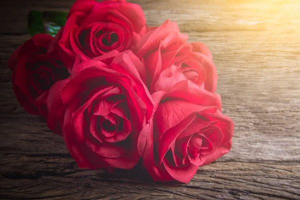 Κόκκινα Τριαντάφυλλα Παλιά Ξύλινη Σανίδα Φόντο Ημέρα Του Αγίου Βαλεντίνου — Φωτογραφία Αρχείου