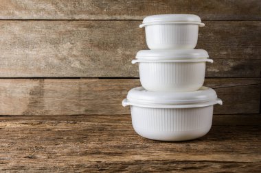 Boş tupperware, ahşap masa arka plan üzerinde Besin konteynerler