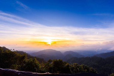 Deniz sis, turistler ve kamp çadırları, Mon Sone View Point, Doi Pha Hom Pok Milli Parkı, Angkhang dağ görüş, chiang mai, Tayland