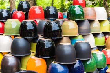 Birçok farklı parlak renkli seramik kaseler ve el işi bardak. Yerleşim için bahçe ve yürüyüş yolları düzenleme