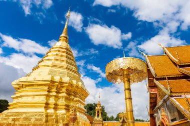 Wat Phra bu DOI Suthep 1385 kurulan tapınak bir büyük dönüm noktası turistik Chiang Mai yerli halk ve turistler, Chiang Mai, Tayland Doi Suthep tapınağında dua gelmek olduğunu