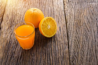 Taze portakal suyu cam ve tam, yarım hilal turuncu meyve grunge ahşap tablo