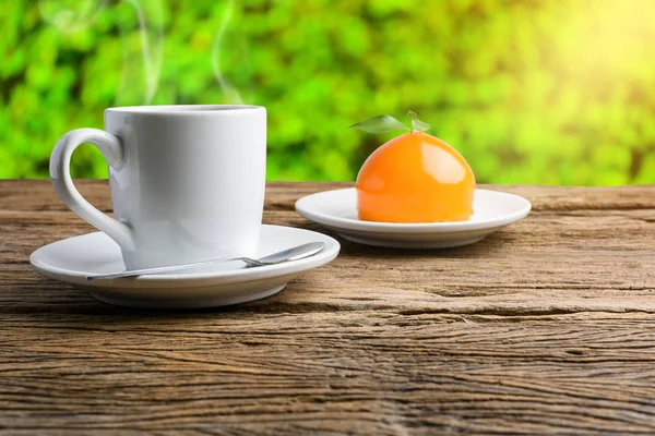 Orangenkuchen Mit Orangefarbener Form Auf Grunge Holztisch Und Tasse Tee — Stockfoto