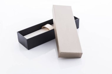 izole yansımaları ile beyaz arka plan üzerinde siyah ve kahverengi hediye kutusu açık