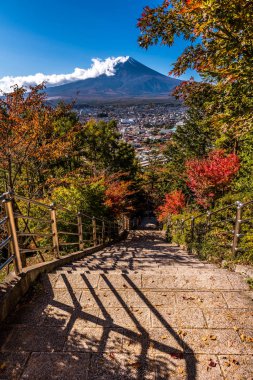 Tapınak merdiven ve Japonya'da kırmızı pagoda görünümünden Fuji Dağı