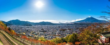 Fuji Dağı'nın Japonya'da kırmızı pagoda görünümden. Panorama görünüm