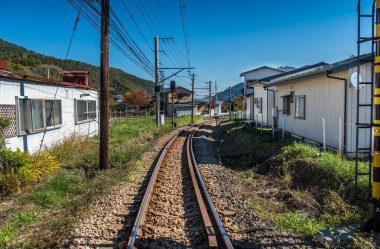 Japon Köyü ve demiryolu parça arka planda Fuji Dağı