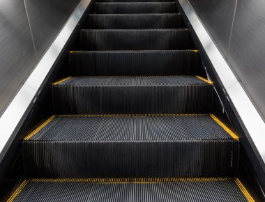 Modern ofis binasında yürüyen merdiven