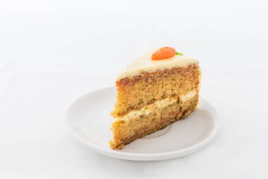 Havuçlu kek beyaz çanak üzerinde. Beyaz arka plan