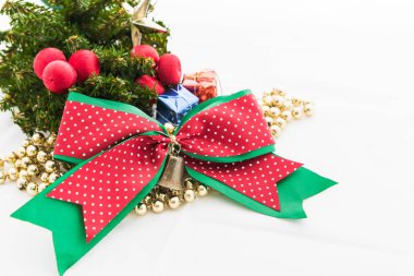 Noel arka plan kırmızı bir süs, hediye kutusu, beyaz arka plan üzerinde çilek ile