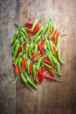 Eski bir ahşap zemin üzerine kırmızı ve yeşil biber