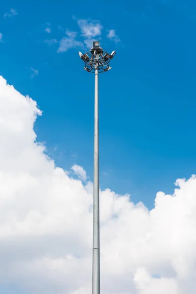 Stadyumda mavi gökyüzü ile spot ışık kutup