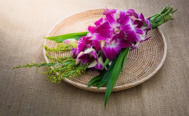 Amerikan Servisi çul arka plan üzerinde orkide buketi