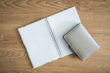 ahşap arka plan üzerinde boş bir not defteri