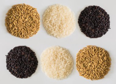 Çeltik pirinç, kahverengi pirinç, beyaz pirinç beyaz arka plan üzerinde daire şekli olduğunu