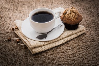 Taze Kahvaltı, sıcak kahve ve kek retro tarzı bir peçete üzerinde.