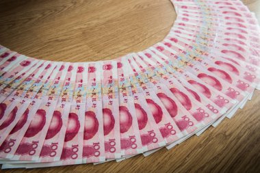 closeup 100 Yuan, Çin para ahşap arka planda bir daireye düzenlenen