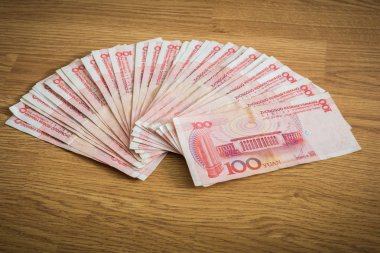 closeup 100 Yuan, ahşap arka plan üzerinde Çin para
