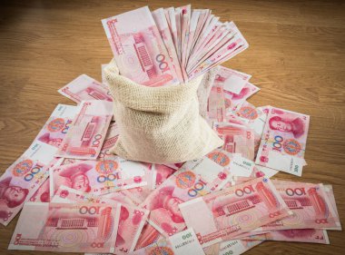 closeup 100 Yuan, çuval çanta ahşap masa üzerinde Çin para