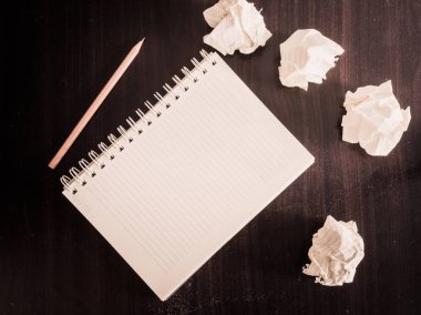 Kalem ve defter ahşap doku üzerinde. Resim, çizim ve çizim için arka plan.