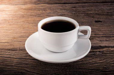 Ahşap bir masa kahve fincan. Retro renkleri