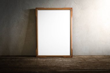 Natürmort fotoğraf çerçevesinin grunge arka plan üzerinde ahşap masa üzerinde. Vintage sesi