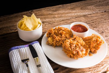 ahşap masa üzerinde kızarmış tavuk