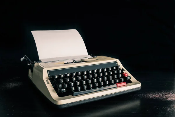 Vintage Kirjoituskone Tyhjä Paperi Retro Tyyli — kuvapankkivalokuva