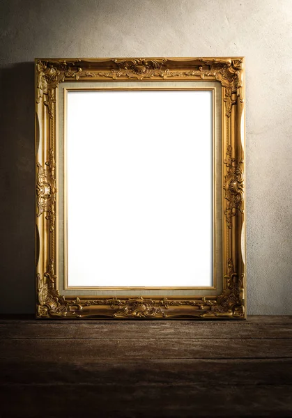 lüks fotoğraf çerçevesinin üzerinde grunge arka plan üzerinde ahşap masa natürmort. Vintage sesi