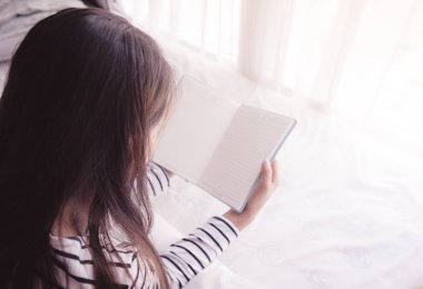 Erkek Close-Up holding açılan kitap eller. retro tarzı fotoğraf