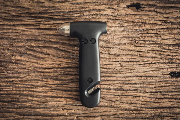 Acil durum çekiç kurtarma çekiç ahşap arka plan üzerinde