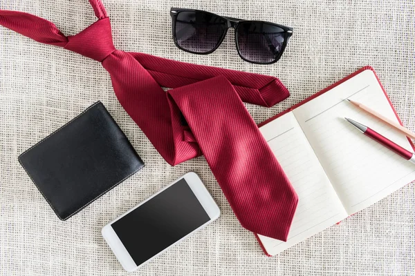 打开空白笔记本 智能手机 太阳镜 用干净的麻布戴红色领带 年轻的经营理念 照片复古风格 — 图库照片