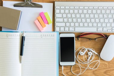 Ofis Masaları Pano, not defteri, bilgisayar klavye ve fare, kalem ve smartphone ile yükü. kopya alanı