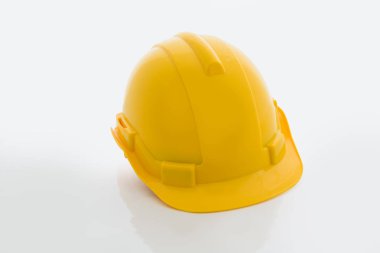 Kırpma yolu ile beyaz arka plan üzerinde izole sarı güvenlik kask
