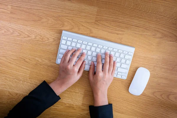 Primer Plano Las Manos Femeninas Trabajando Teclado Computadora Vista Superior — Foto de Stock