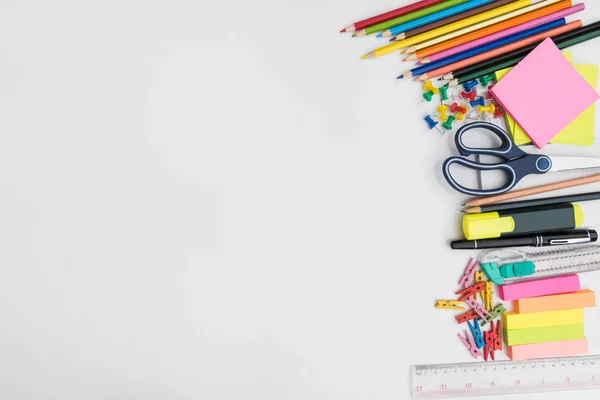 okul ve ofis malzemeleri okul için beyaz zemin üzerine çerçeve
